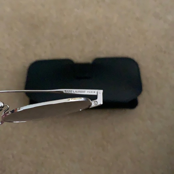 YSL sunglasses 🖤 - Picture 4 of 6